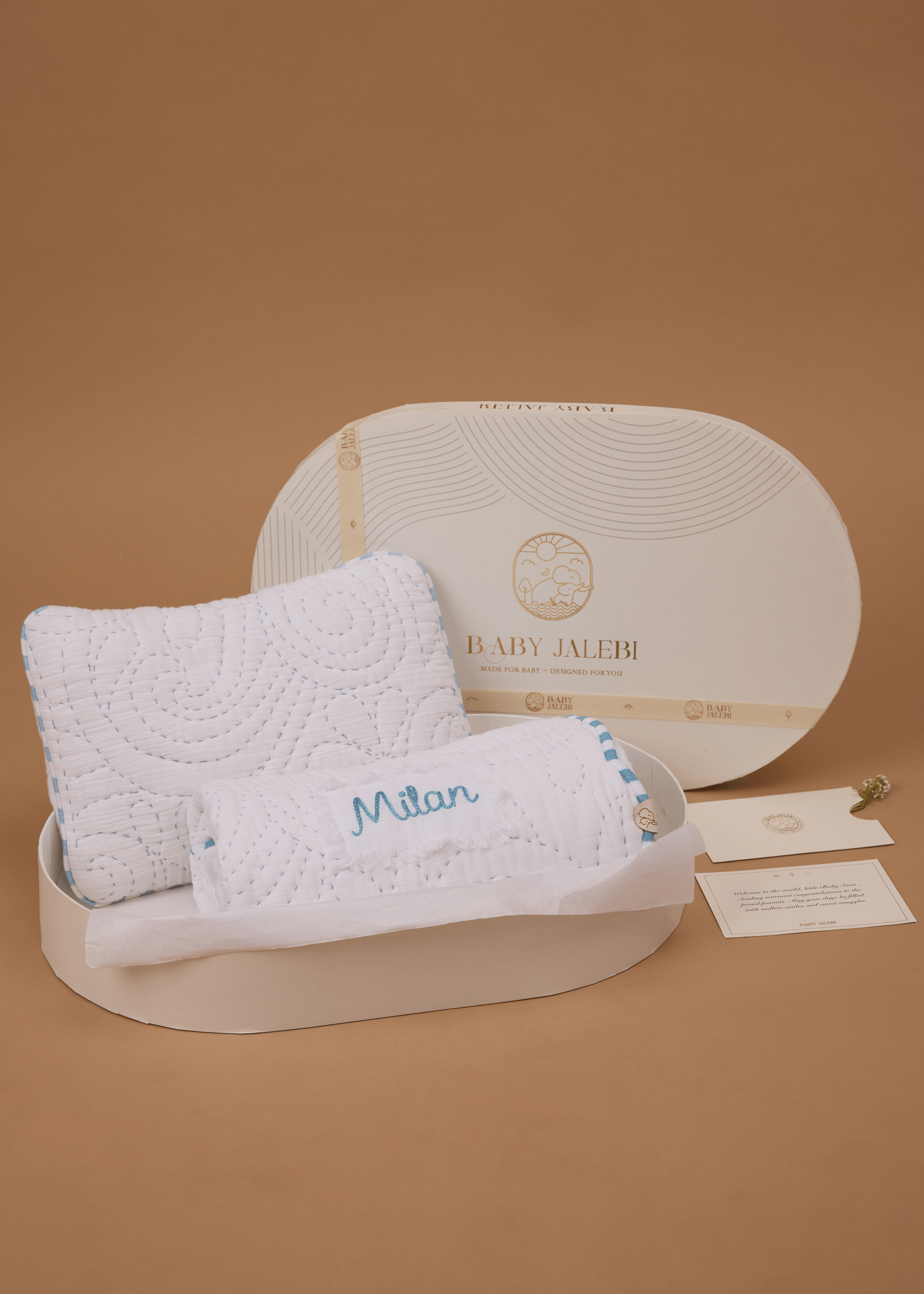 Caja de regalo con almohada y manta azul heredada