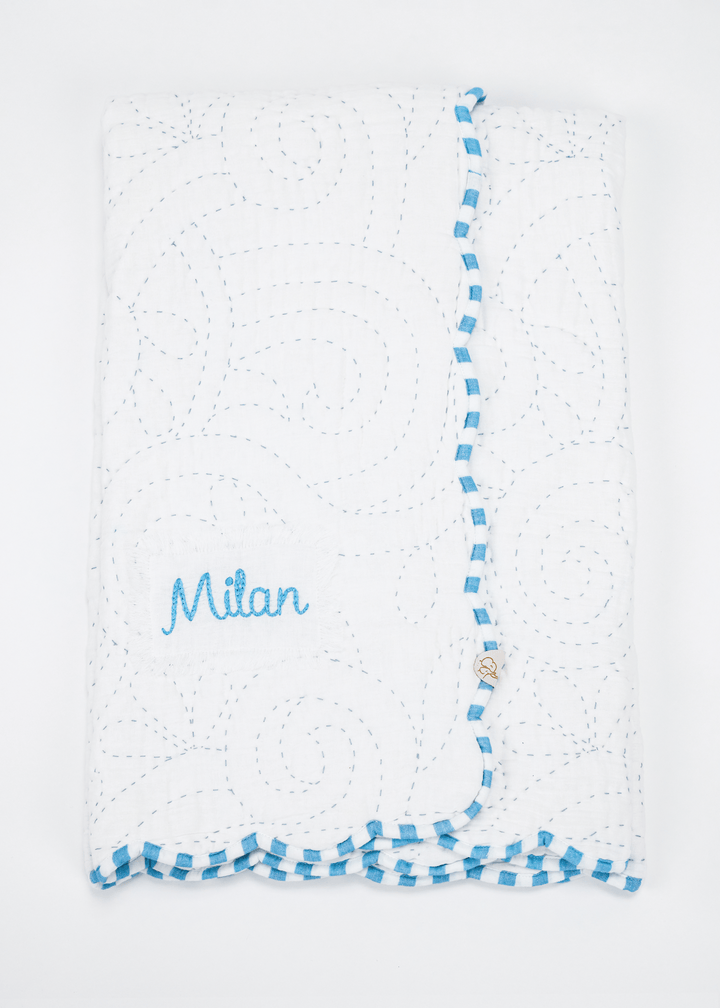 Caja de regalo con almohada y manta azul heredada