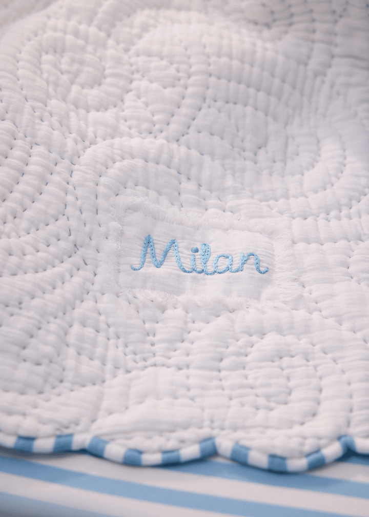 Caja de regalo con almohada y manta azul heredada