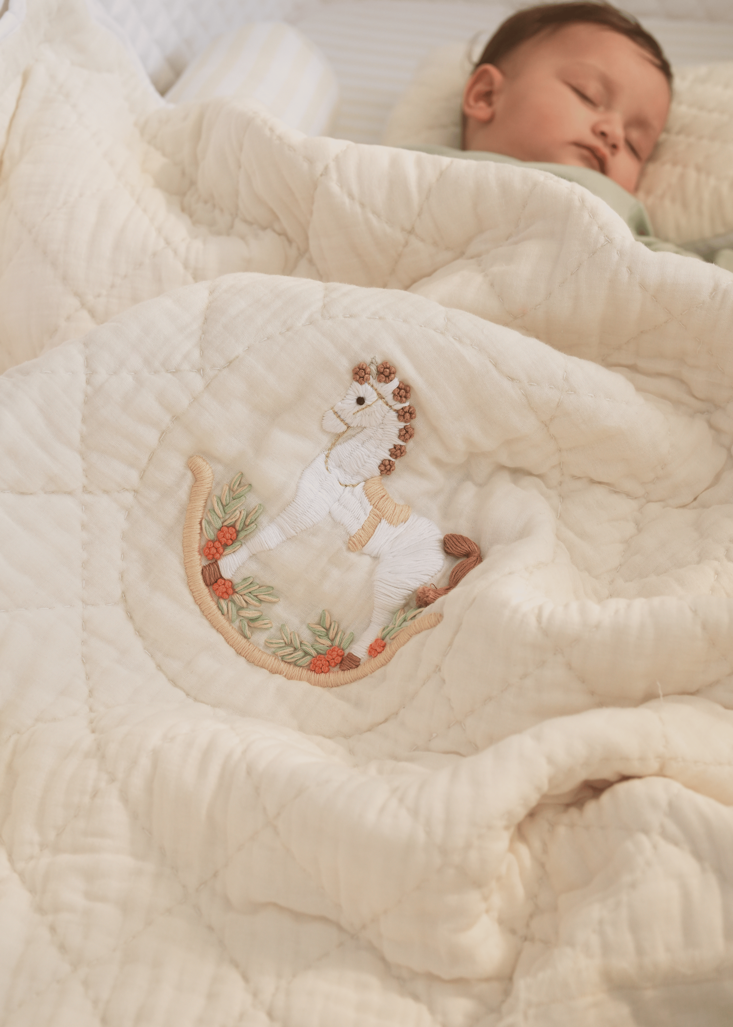 Ensemble complet de literie pour lit bébé avec barrière motif cheval à bascule