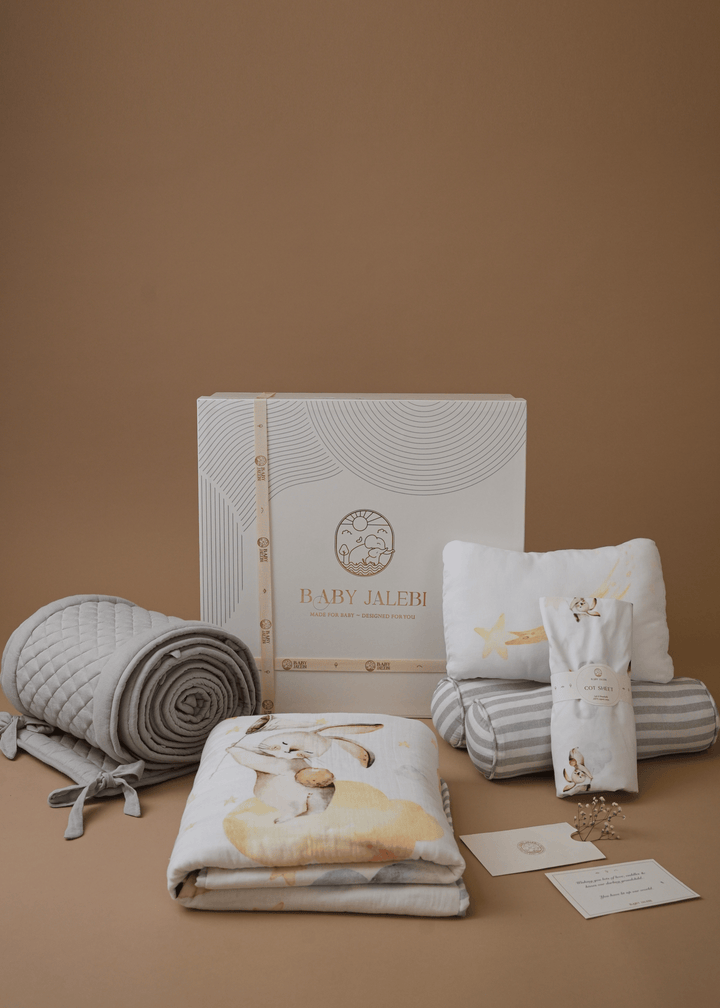 Ensemble complet de literie pour lit bébé Up in the Clouds avec tour de lit