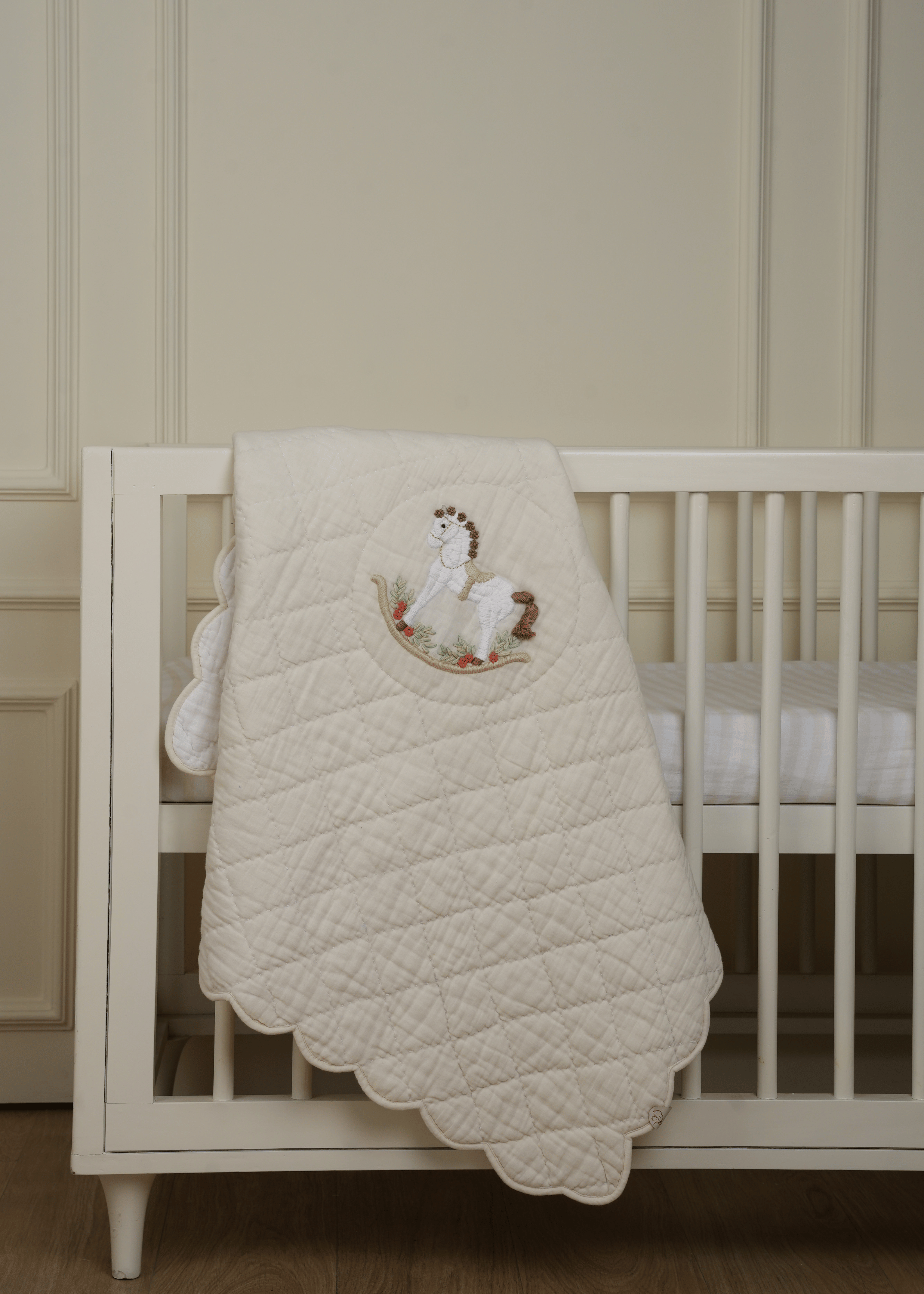 Ensemble complet de literie pour lit bébé avec barrière motif cheval à bascule