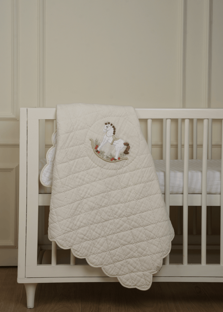 Ensemble complet de literie pour lit bébé avec barrière motif cheval à bascule