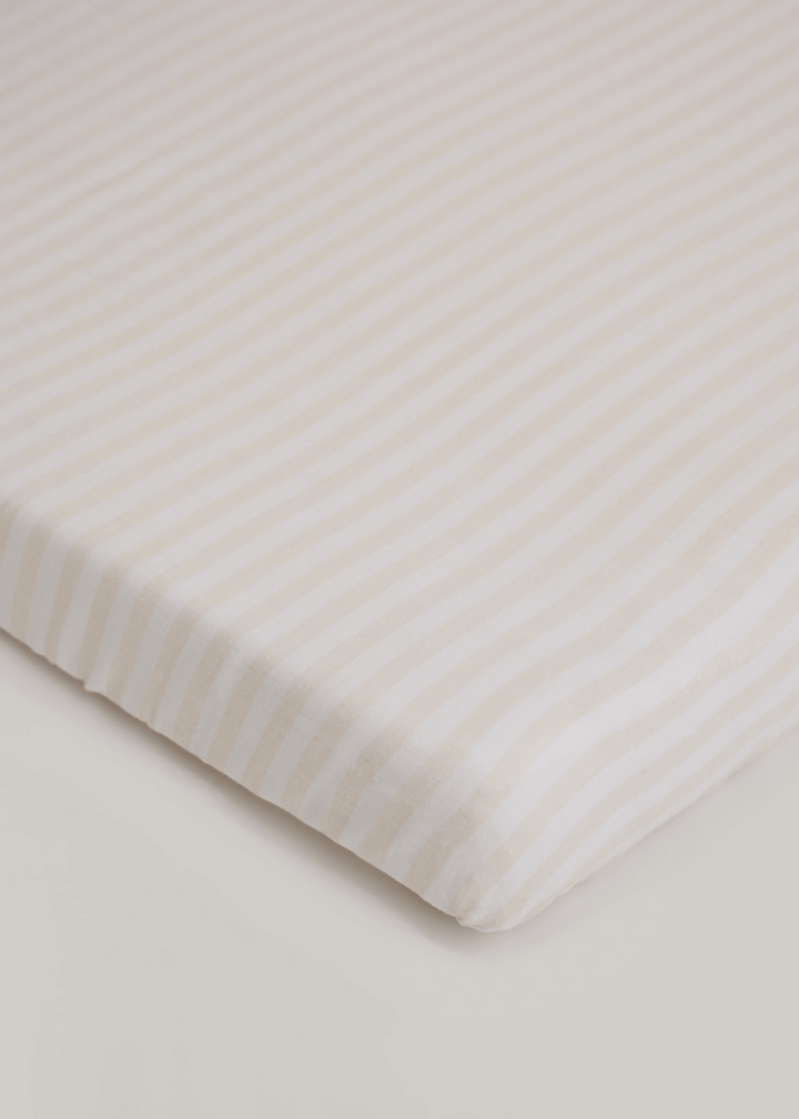 Drap-housse beige et blanc pour lit bébé