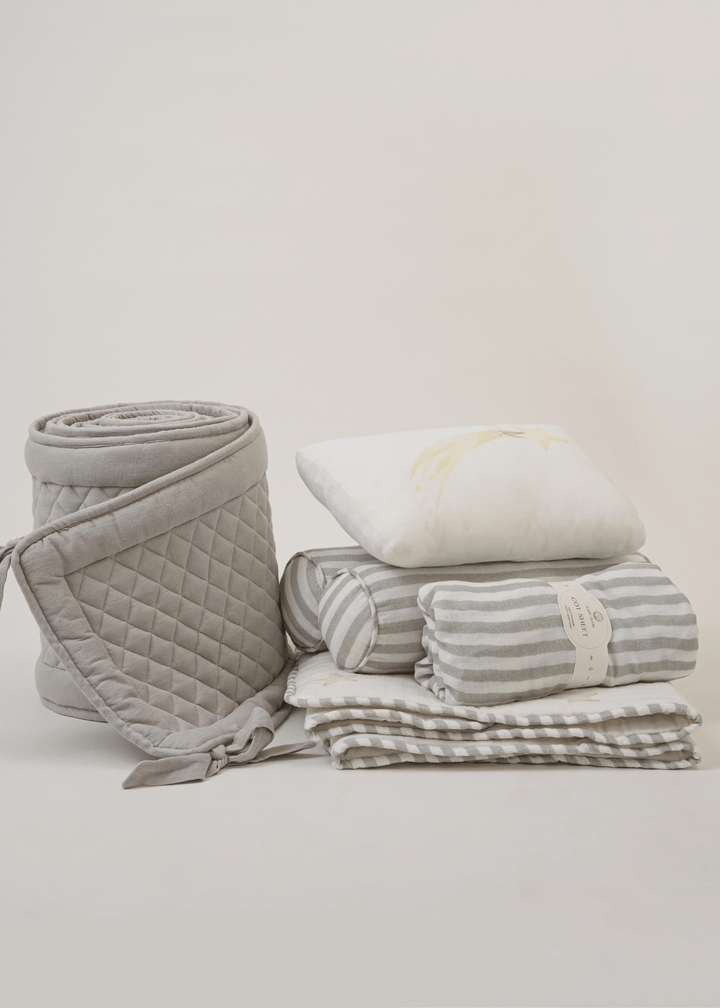 Ensemble complet de literie pour lit bébé Up in the Clouds avec tour de lit