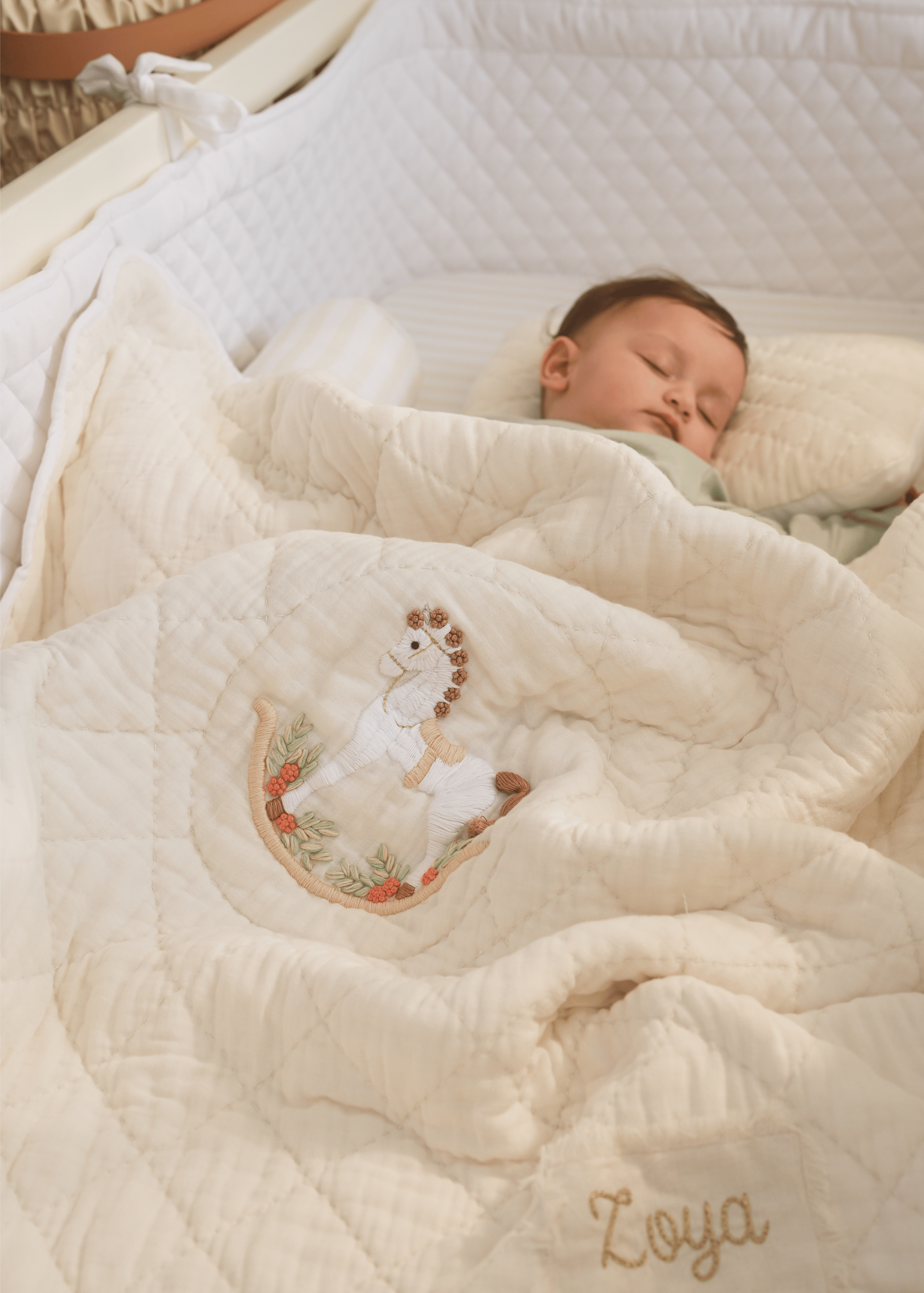 Ensemble complet de literie pour lit bébé avec barrière motif cheval à bascule