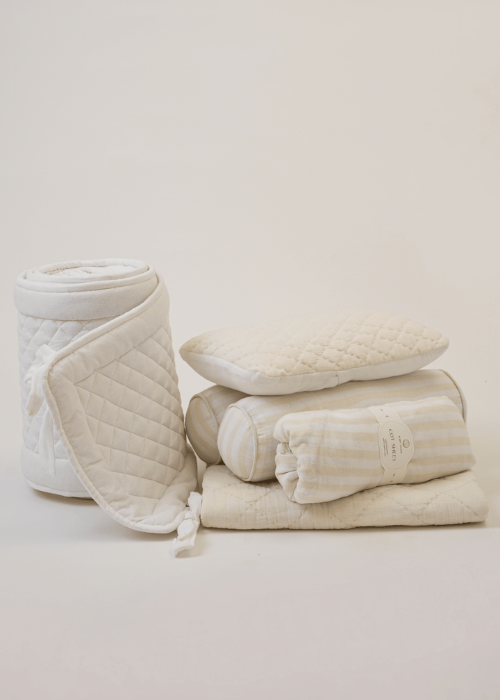 Ensemble complet de literie pour lit bébé avec barrière motif cheval à bascule