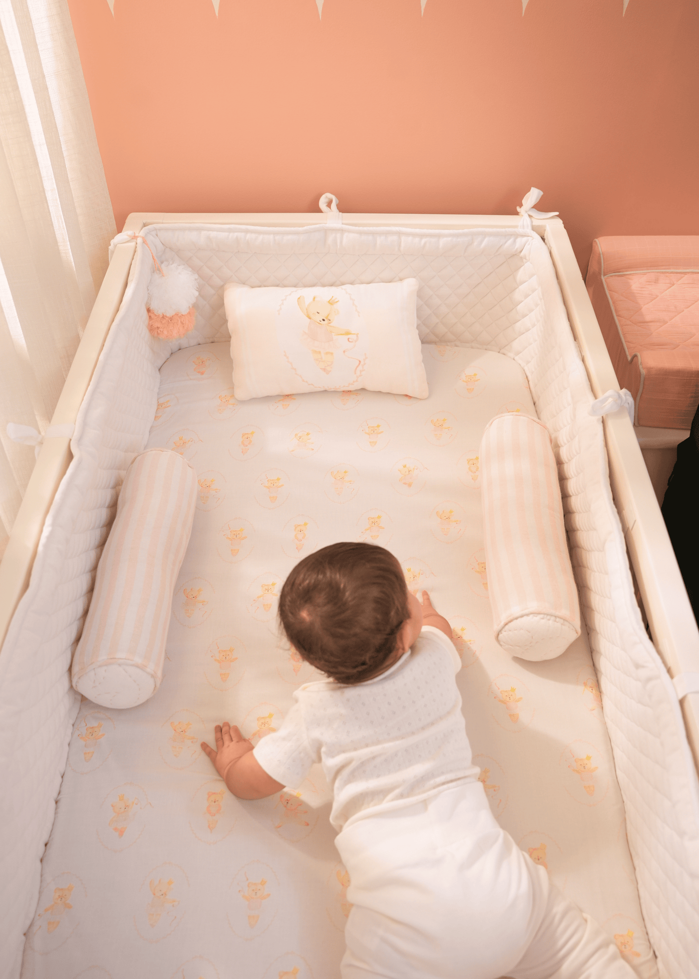 مجموعة مفروشات سرير الأطفال الكاملة من بريما باليرينا بير مع ممتص للصدمات