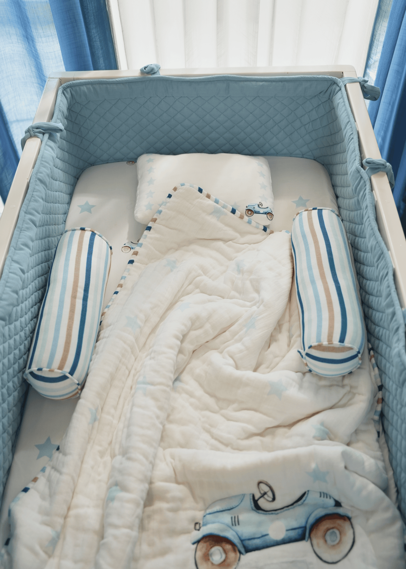 مجموعة مفروشات سرير الأطفال الكاملة من رودستر مع ممتص للصدمات