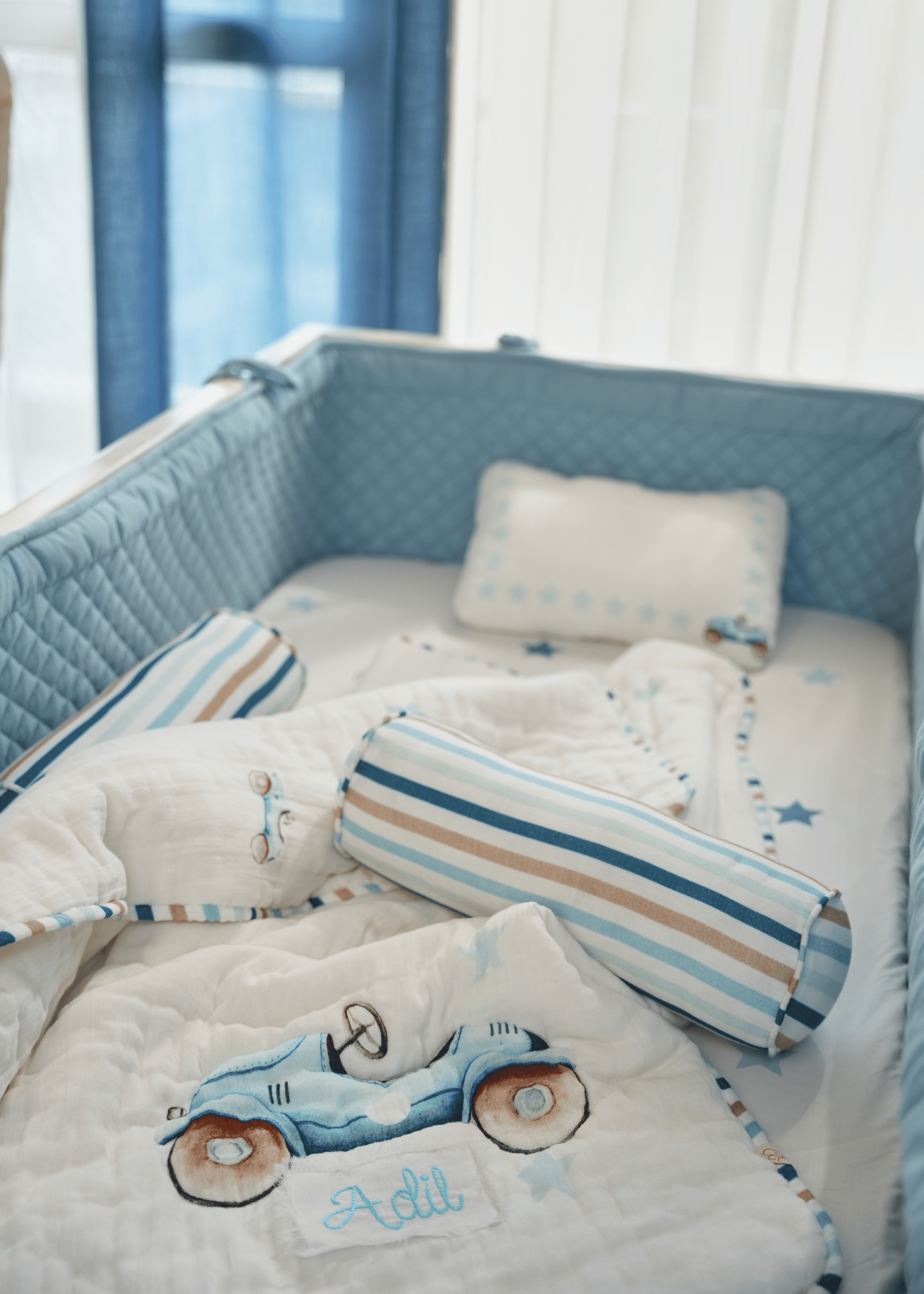 مجموعة مفروشات سرير الأطفال الكاملة من رودستر مع ممتص للصدمات