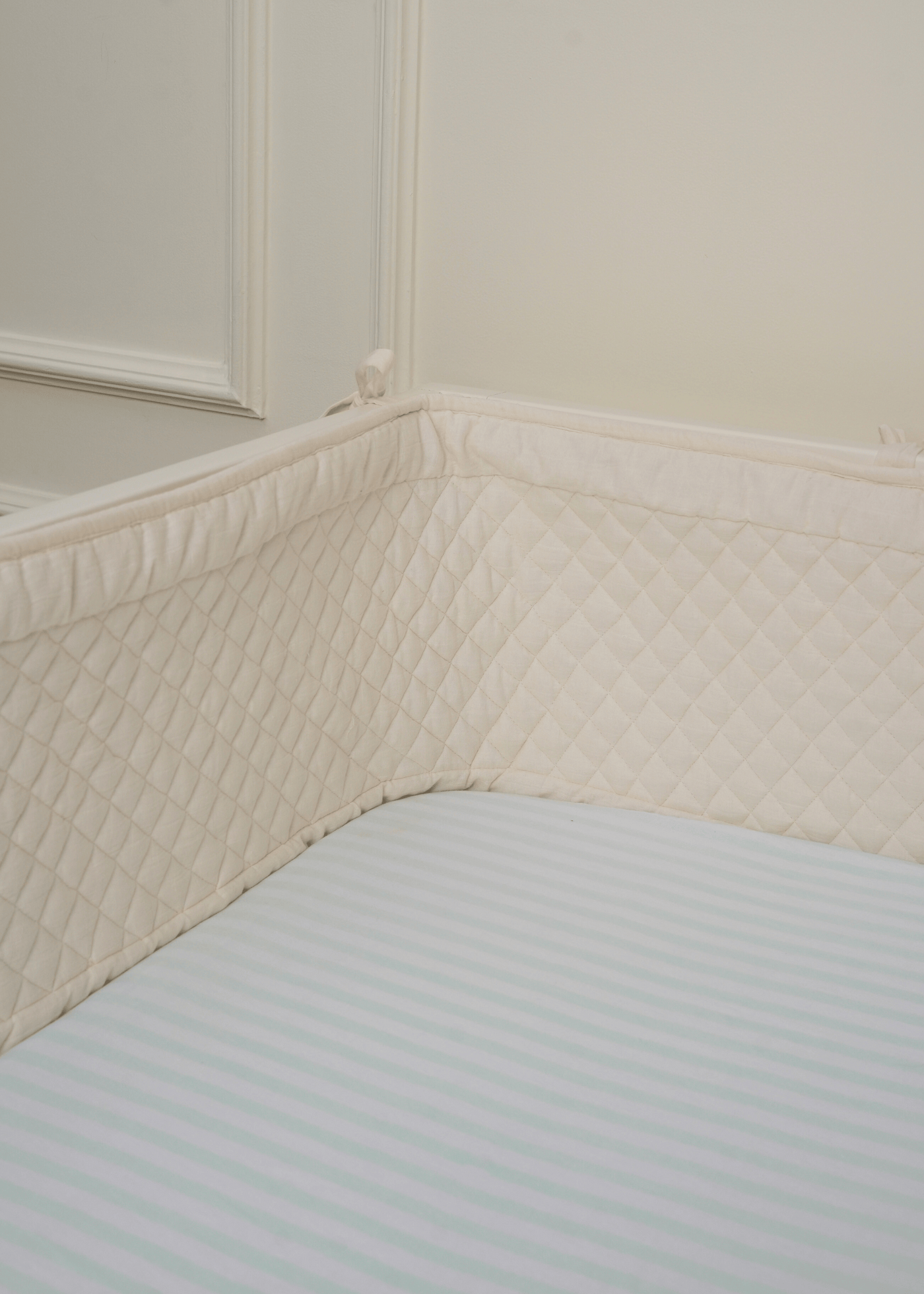 Мятно-белая простыня на подкладке для кроватки
