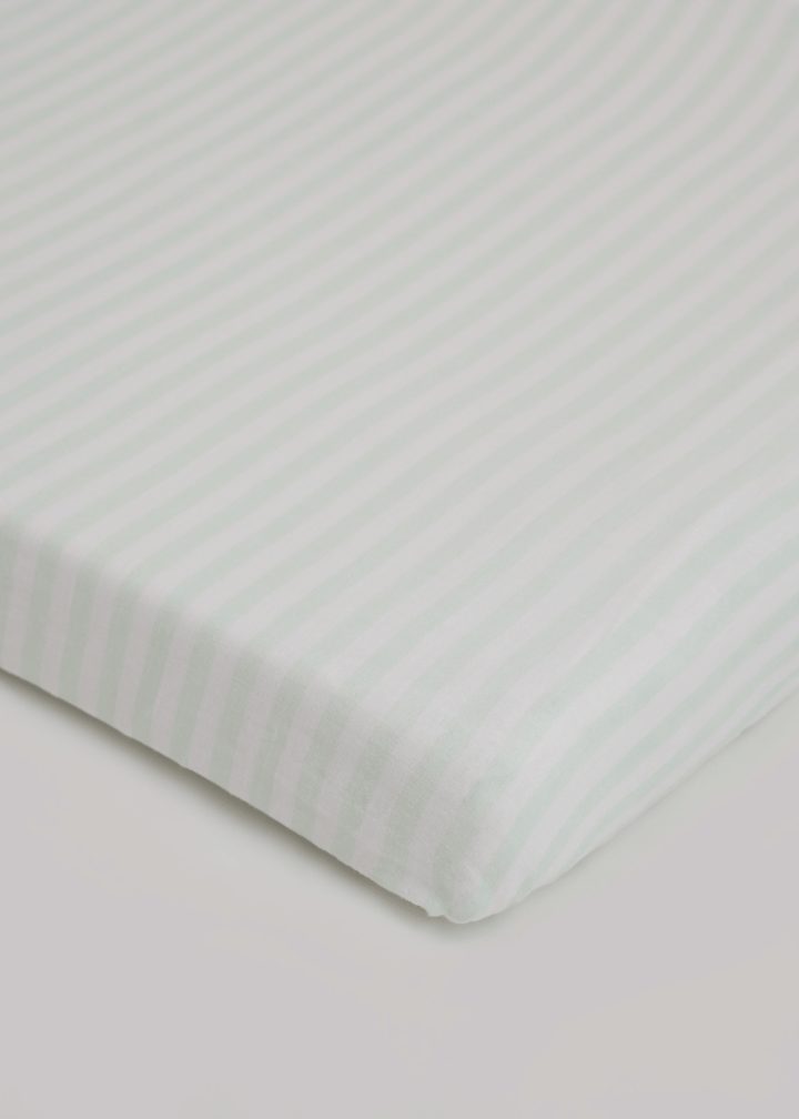 Мятно-белая простыня на подкладке для кроватки